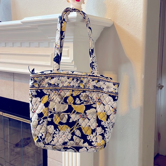 Vera Bradley shoulder bag in Dogwood - Picture 1 of 3